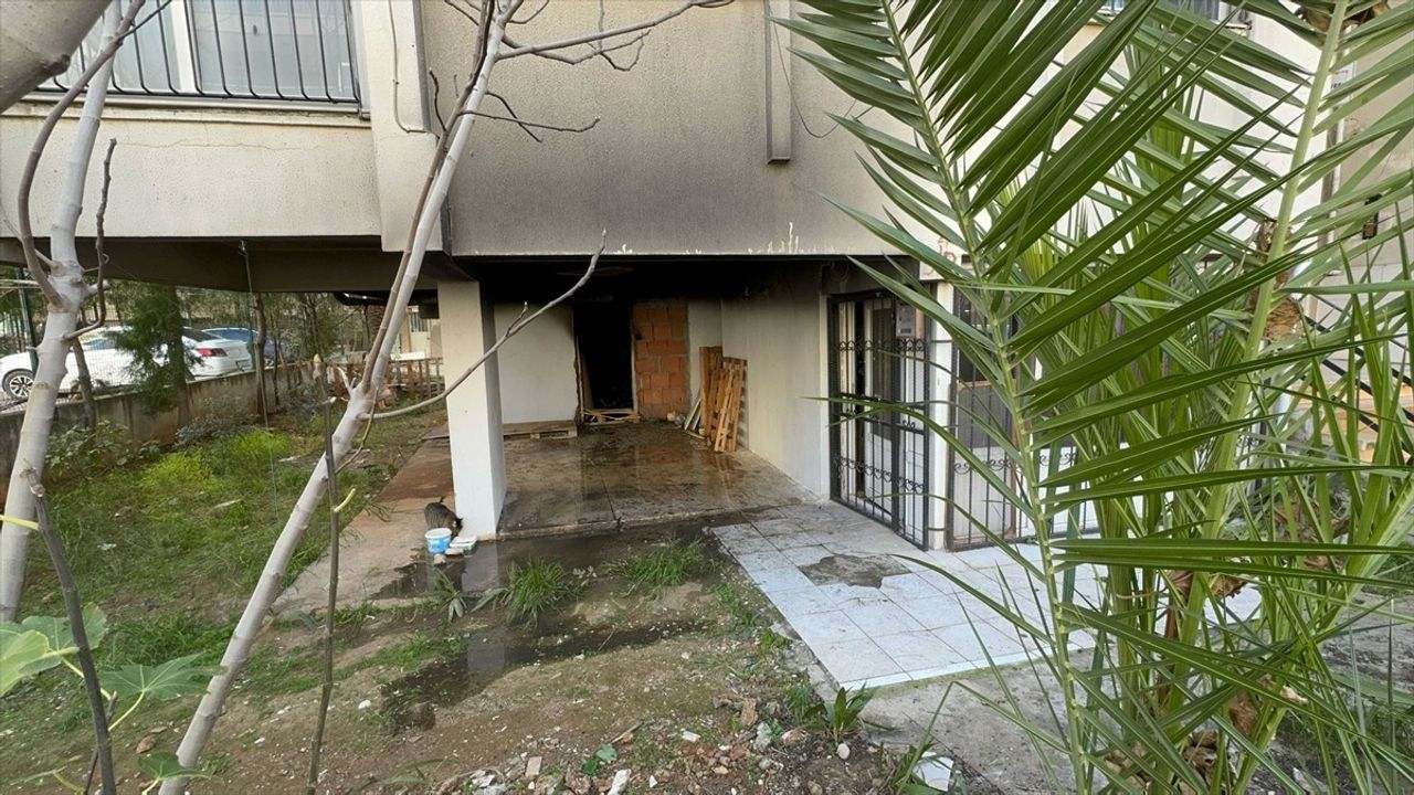 Antalya'da Depoda Yangın: 65 Yaşındaki Adam Hayatını Kaybetti