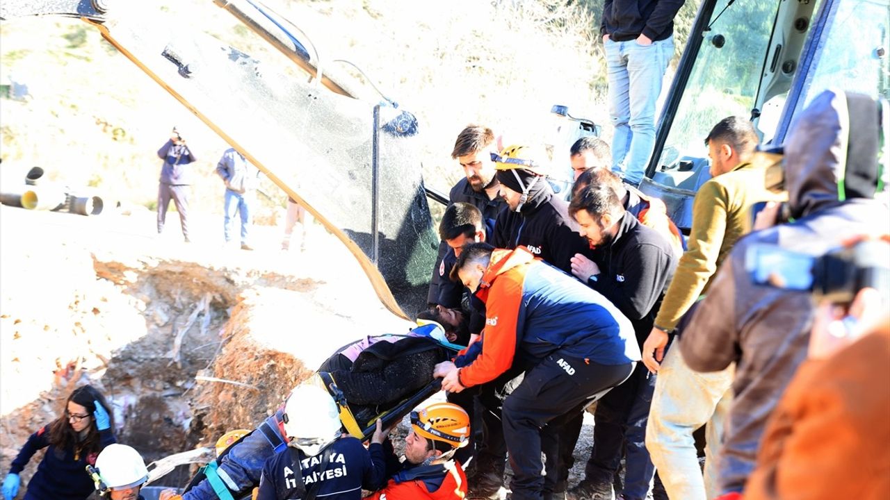 Antalya'da Kanalizasyon Çalışmasında Göçük Altında Kalan İşçi Kurtarıldı