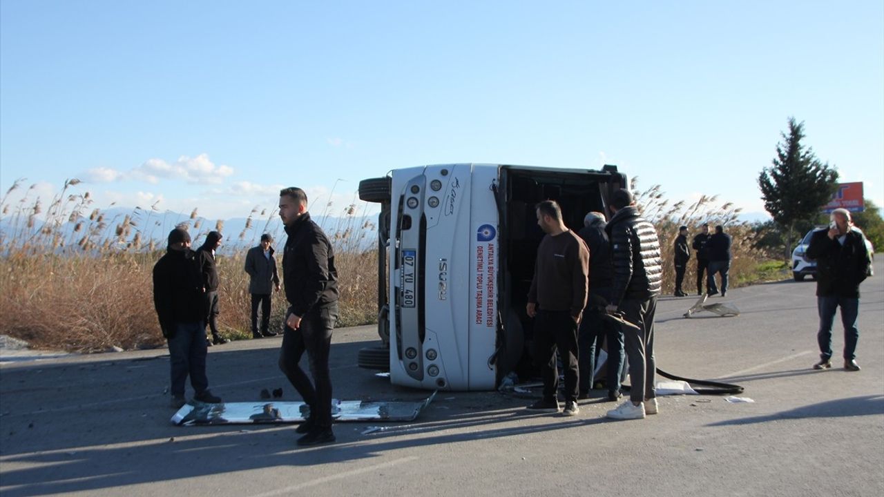 Antalya'da Midibüs ve İki Otomobil Çarpıştı: 2 Yaralı