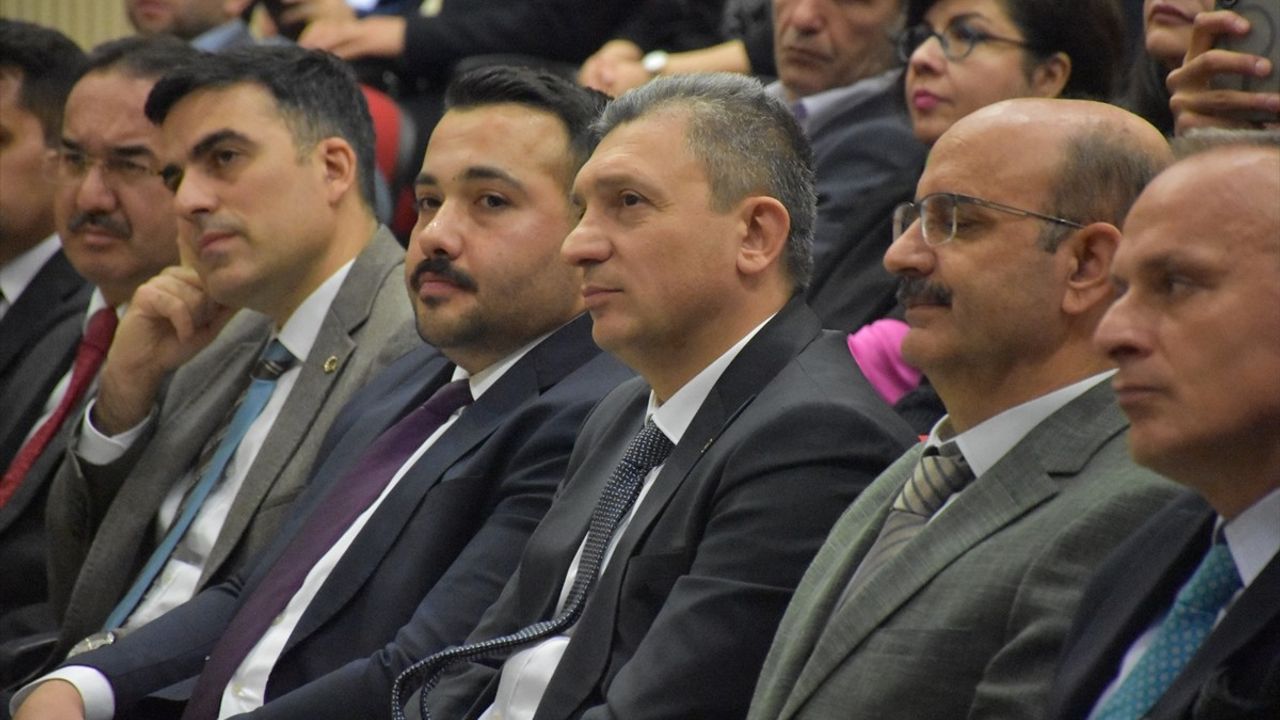 Antalya'da TÜGVA İhtisas Akademi Projesi: 'Şehir ve Estetik' Programı Düzenlendi