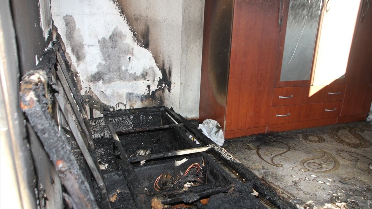 Antalya'da Yangın: Dumandan Etkilenen Bir Kişi Hastaneye Kaldırıldı