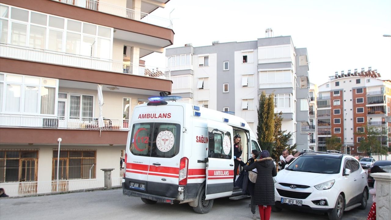 Antalya'da Yangın Paniği: 4 Kişi Dumandan Etkilendi