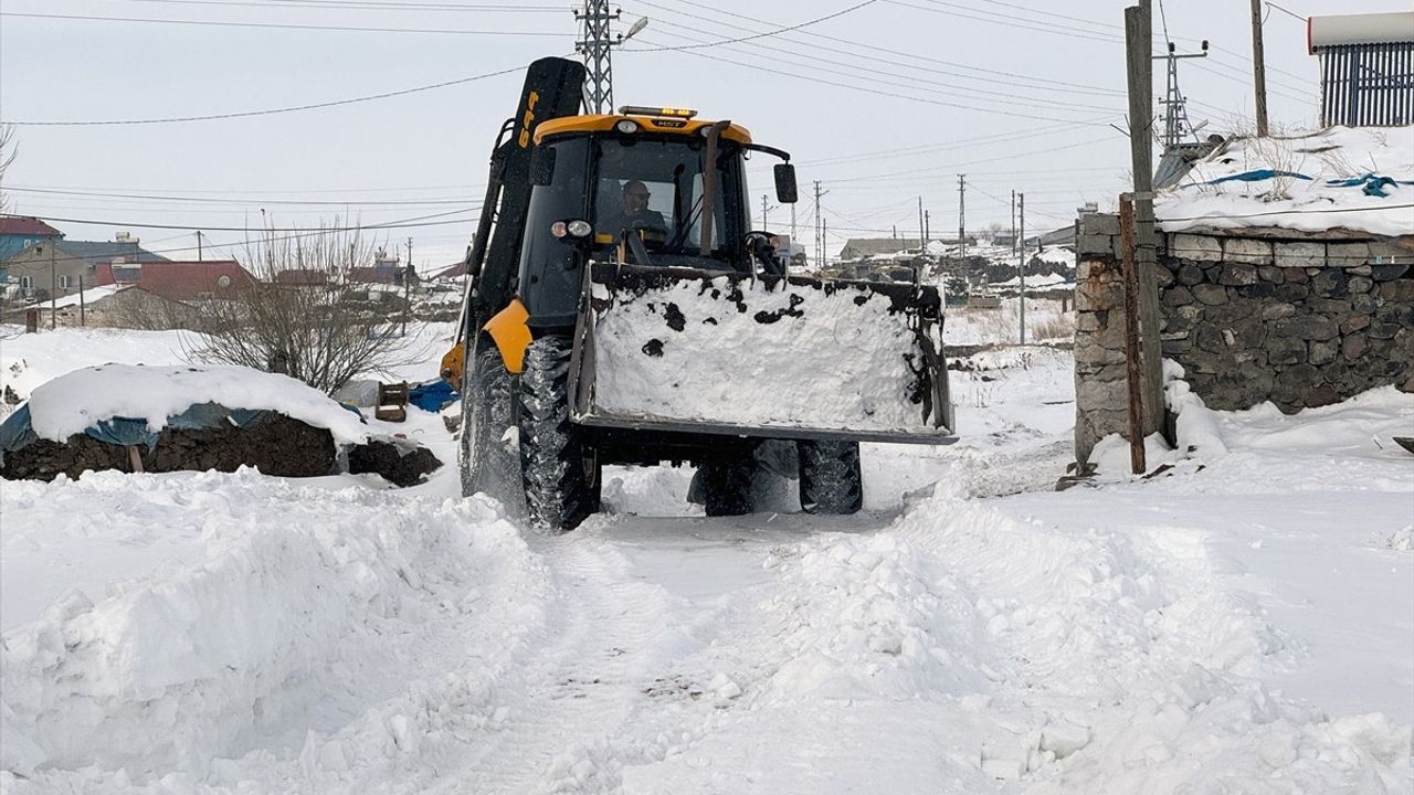 Ardahan'da Kapanan Köy Yolları İçin Karla Mücadele Başladı