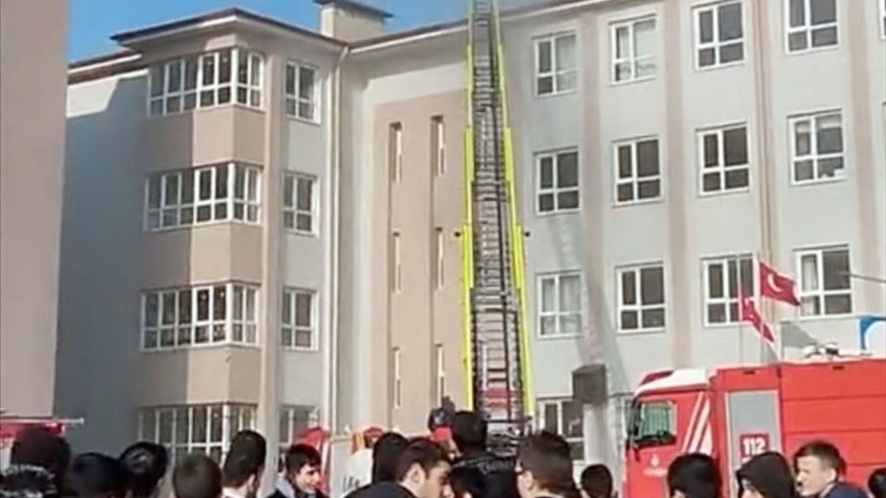 Arnavutköy'deki İmam Hatip Lisesi'nde Yangın
