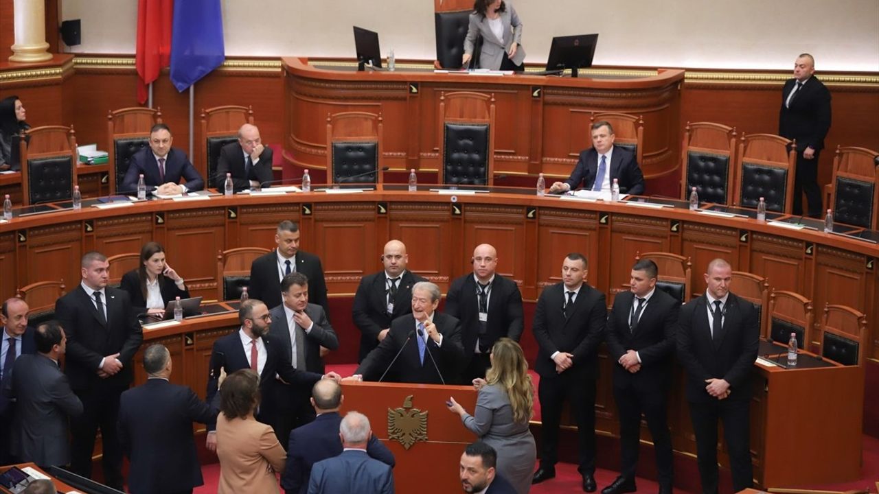 Arnavutluk Meclisi'nde Gerginlik: Tiran Belediye Başkanı Veliaj Gözaltında