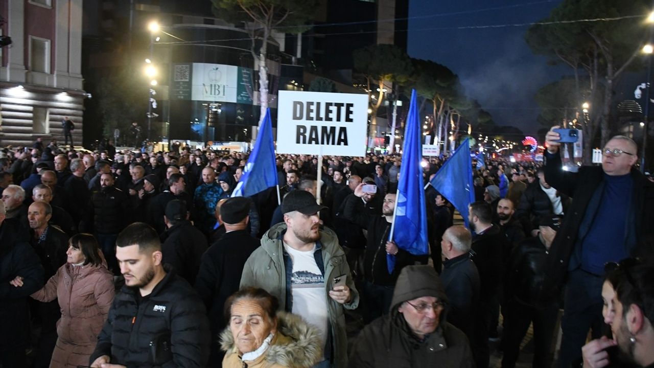 Arnavutluk'ta Hükümet Karşıtı Gösteri: Binlerce Kişi Tiran'da Toplandı