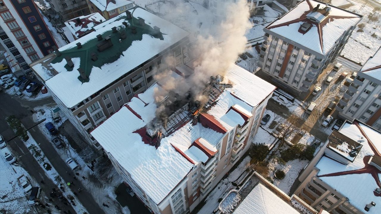 Artvin'de 5 Katlı Binanın Çatısındaki Yangın Kontrol Altına Alındı