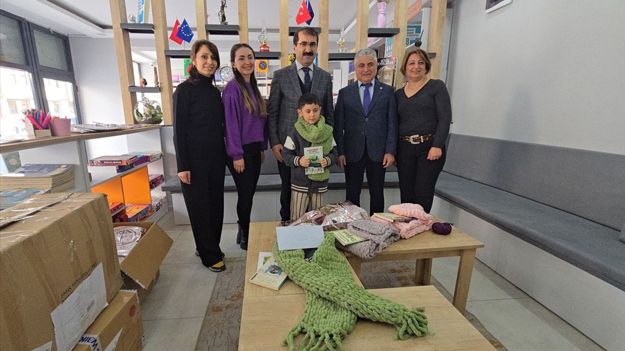 Artvin'den Kardeş Okula Sıcak Dokunuş: Öğretmenler Atkı Ördü