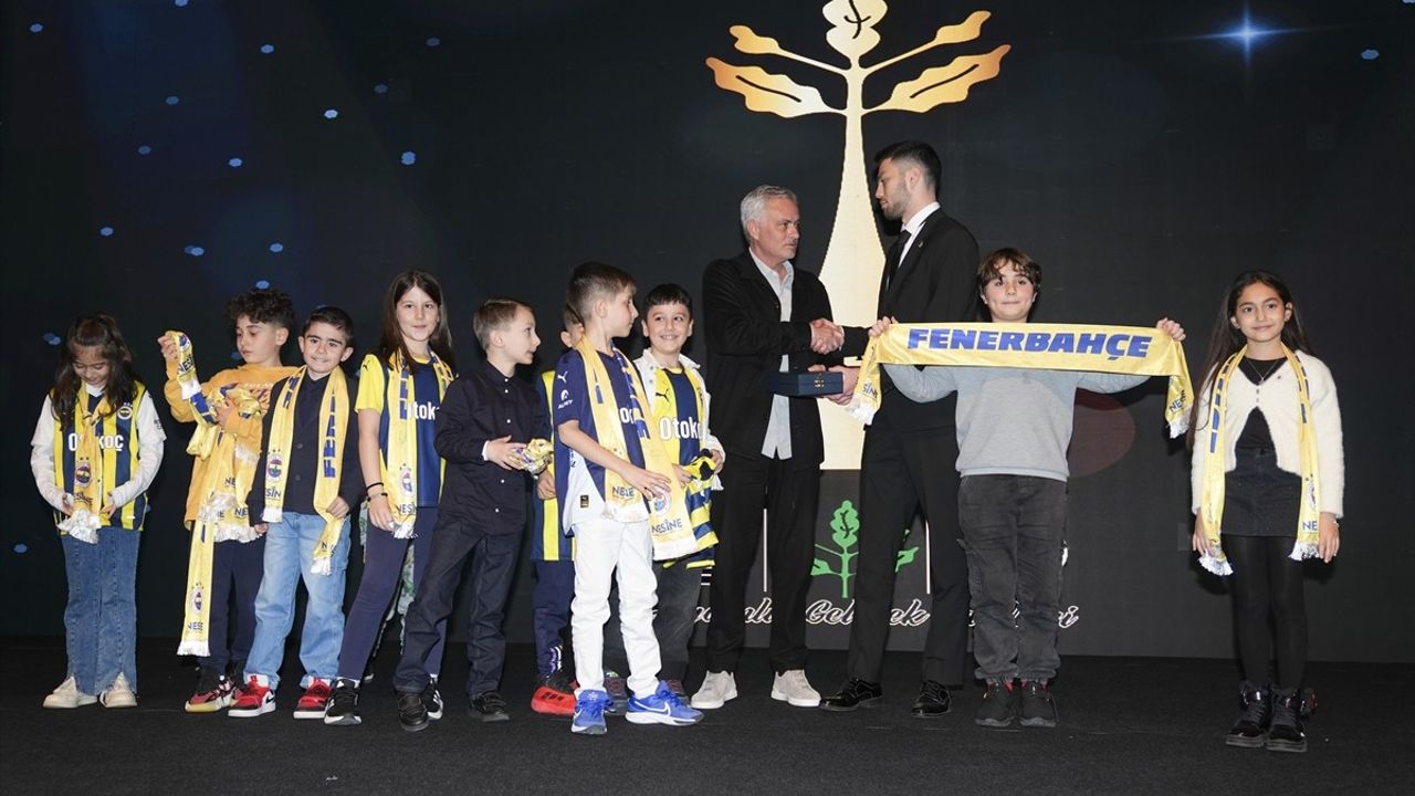 Aydınlık Gelecek Ödülleri Töreni Gerçekleşti: Jose Mourinho Yılın Projesi Ödülünü Aldı