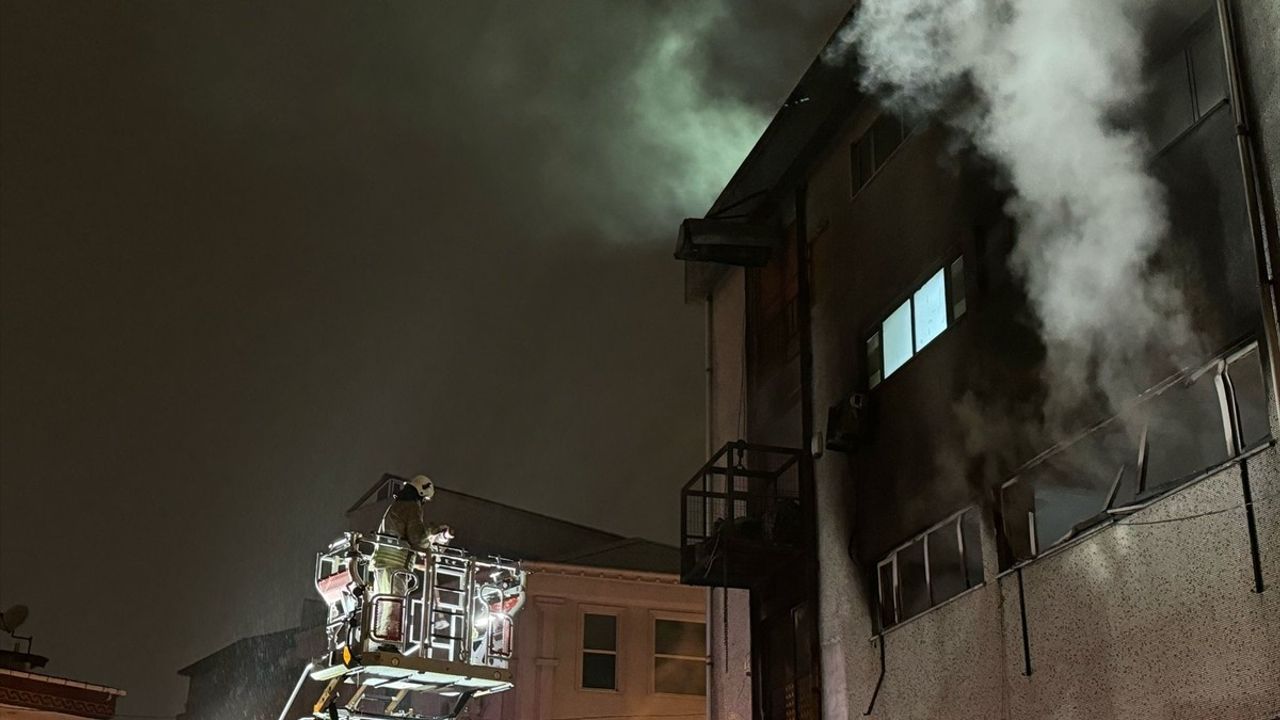 Bağcılar'da İplik Atölyesinde Yangın: İtfaiye Ekipleri Hızla Müdahale Etti