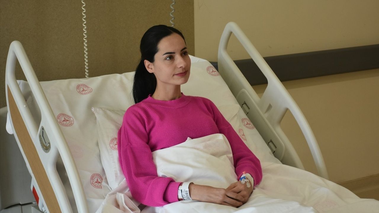 Bağırsağı Sıkışan Kadın Ameliyatla Şikayetlerinden Kurtuldu