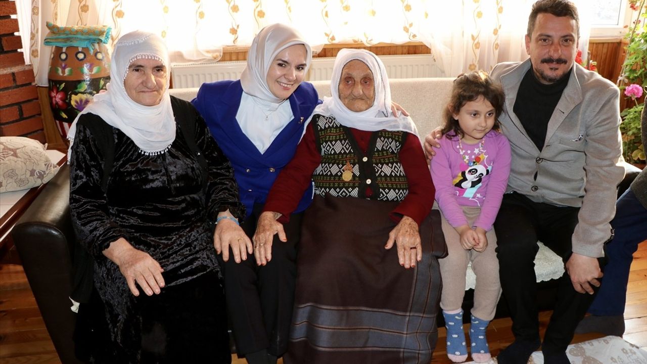Bakan Göktaş, 113 Yaşındaki Güllü Nineyi Ziyaret Etti