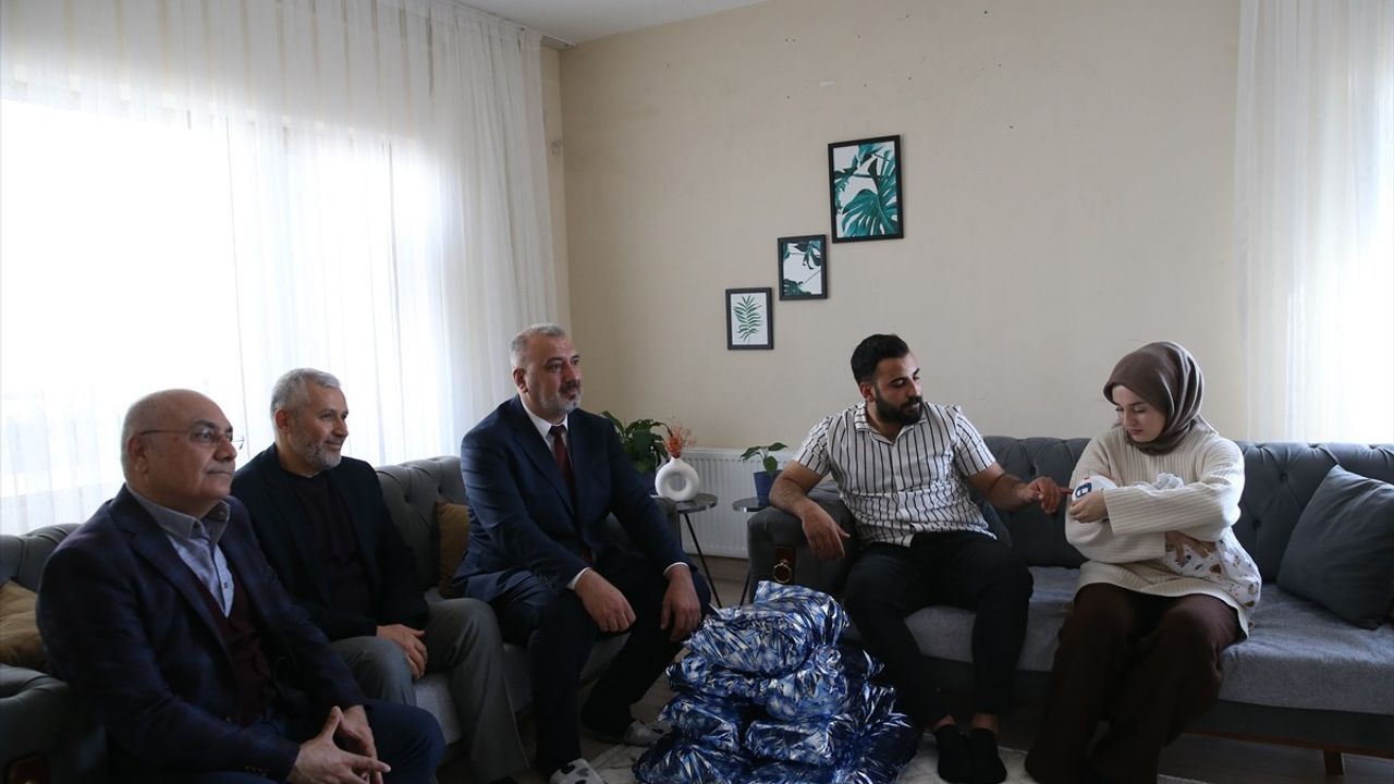 Bakan Göktaş, Depremzede Çifti Aile ve Gençlik Fonu ile Tebrik Etti