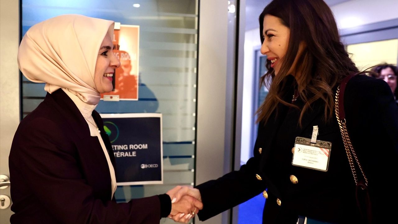 Bakan Göktaş, Yunan Mevkidaşı ile Paris'te Sosyal Hizmetler Üzerine Görüştü