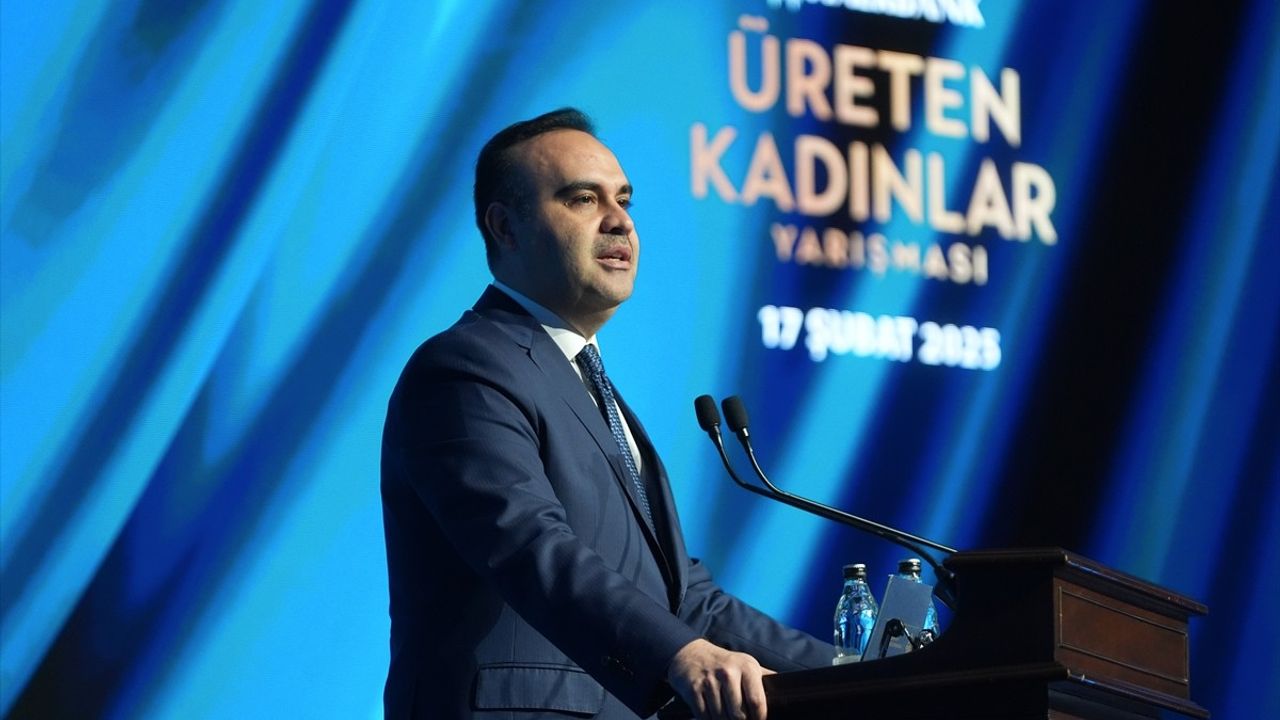 Bakan Kacır: Türk Kadınları Avrupa'ya Fark Atıyor!