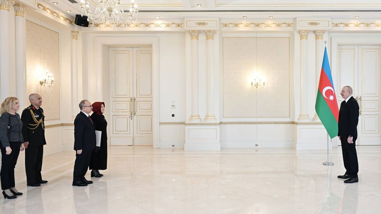 Bakü Büyükelçisi Akgün, Cumhurbaşkanı Aliyev'e Güven Mektubunu Sundular