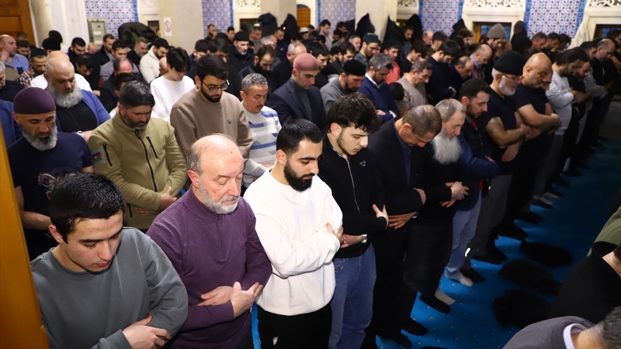 Bakü'de Ramazan Coşkusu: İlk Teravih Namazı Kılındı