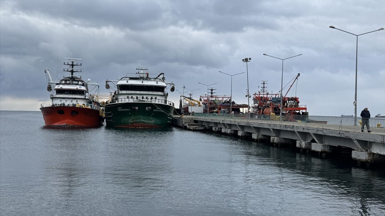 Balıkçılar Karadeniz'deki Şiddetli Rüzgar Öncesi Sinop Limanı'na Sığındı