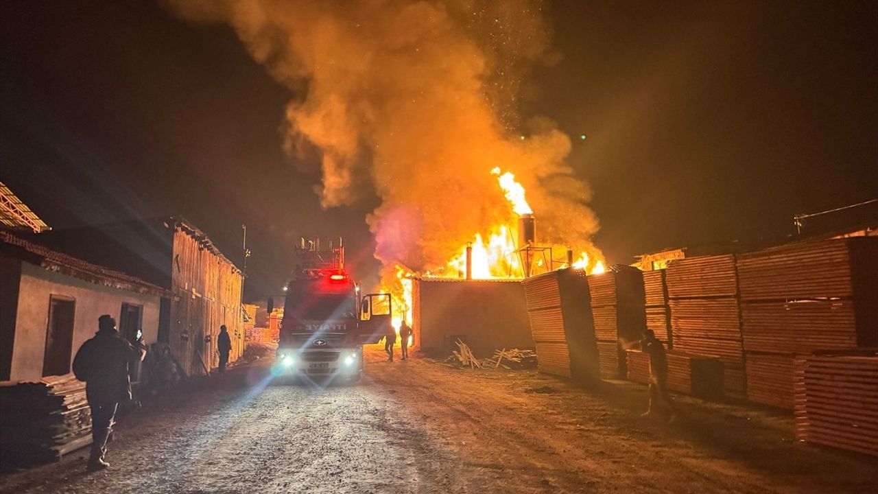 Balıkesir'de Kereste Deposunda Yangın: Maddi Hasar Meydana Geldi