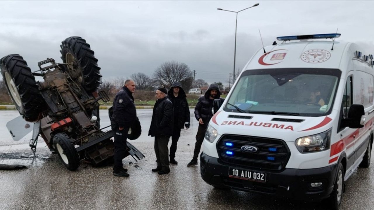 Balıkesir'de Traktör ve Otomobil Çarpıştı: 1 Yaralı