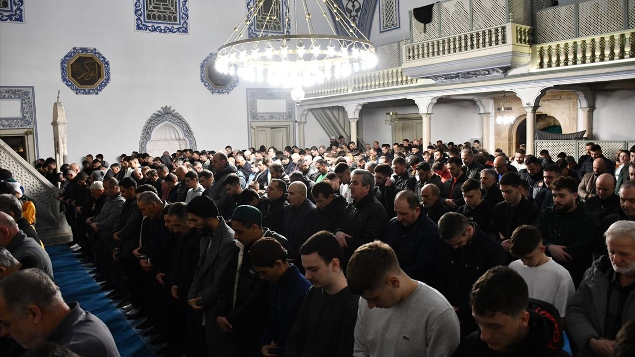 Balkanlarda İlk Teravih Namazı Coşkuyla Kılındı