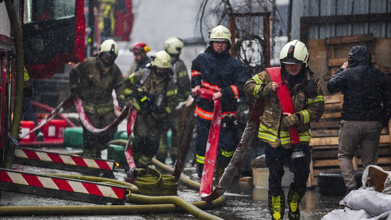 Başakşehir'de Kauçuk Atölyesinde Yangın: İtfaiye Ekipleri Seferber Oldu