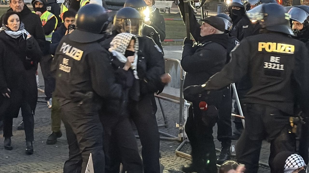 Berlin'de Filistin'e Destek Gösterisi Arapça Müzik Nedeniyle Sonlandırıldı