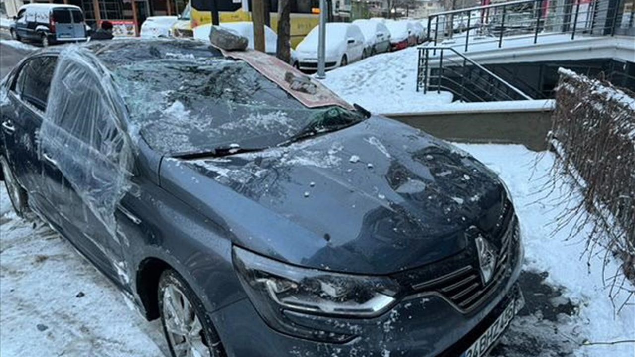 Beylikdüzü'nde Kar Küreme Aracı Park Halindeki Otomobile Çarptı