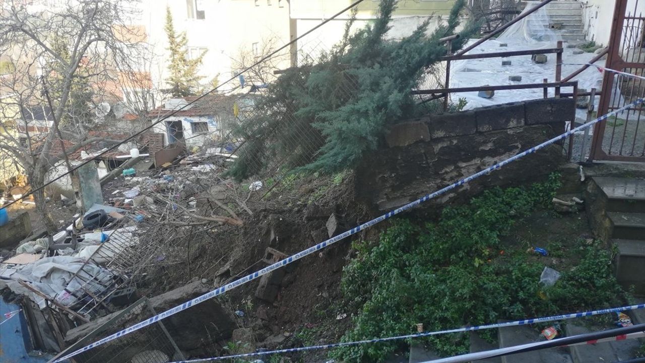 Beyoğlu'nda İstinat Duvarı Çöktü, Hasar Tespit Çalışmaları Devam Ediyor