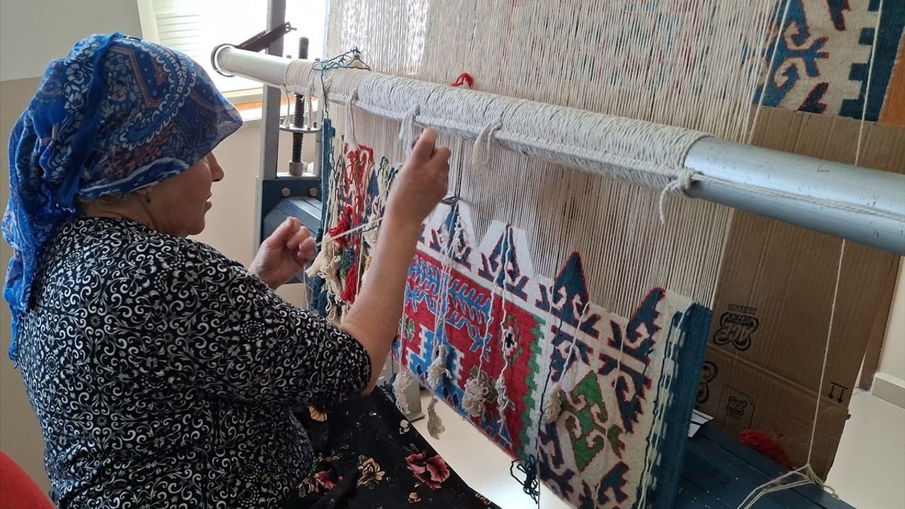 Beypazarı HEM'de Kök Boya ile Geleneksel Kilim Dokuma Çalışması