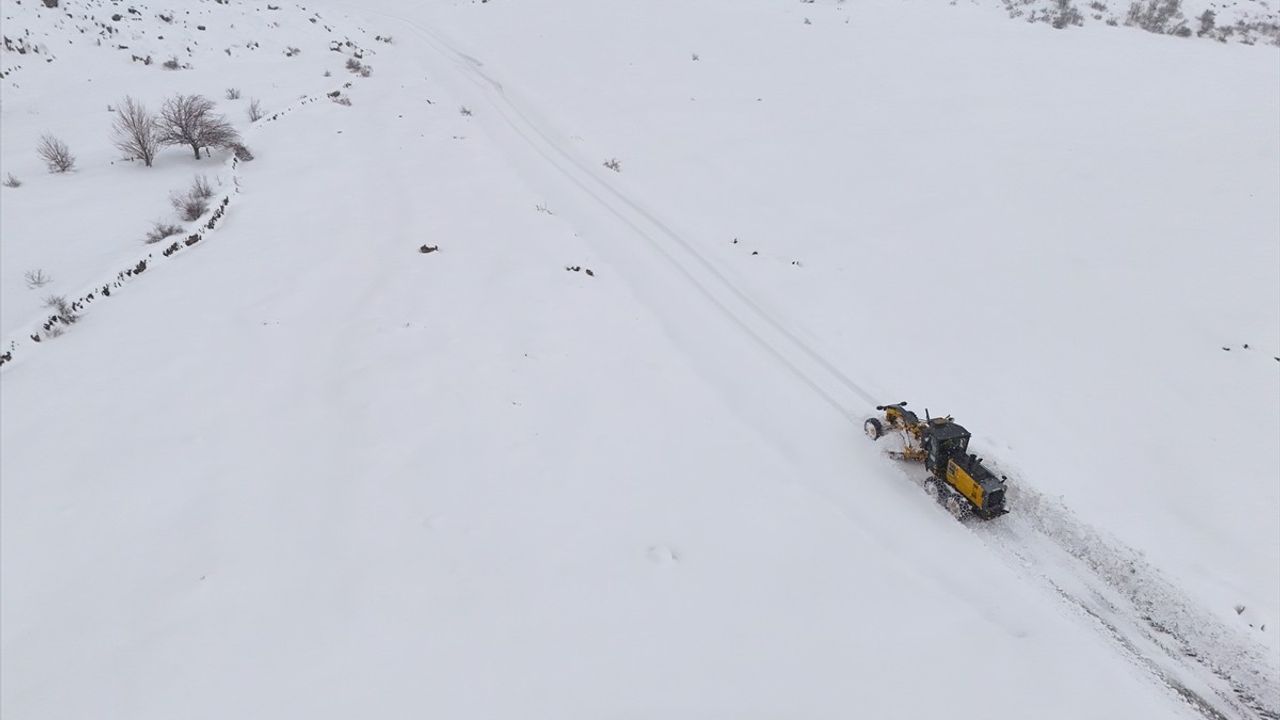 Bingöl'de Kar Yağışı 77 Yerleşim Yerini Ulaşıma Kapadı