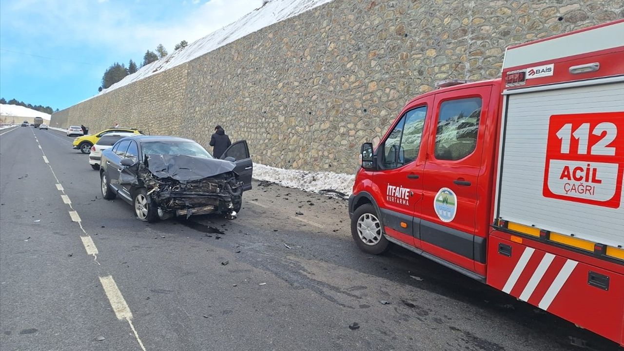Bingöl'de Otomobil ve Hafif Ticari Araç Çarpıştı: 4 Yaralı