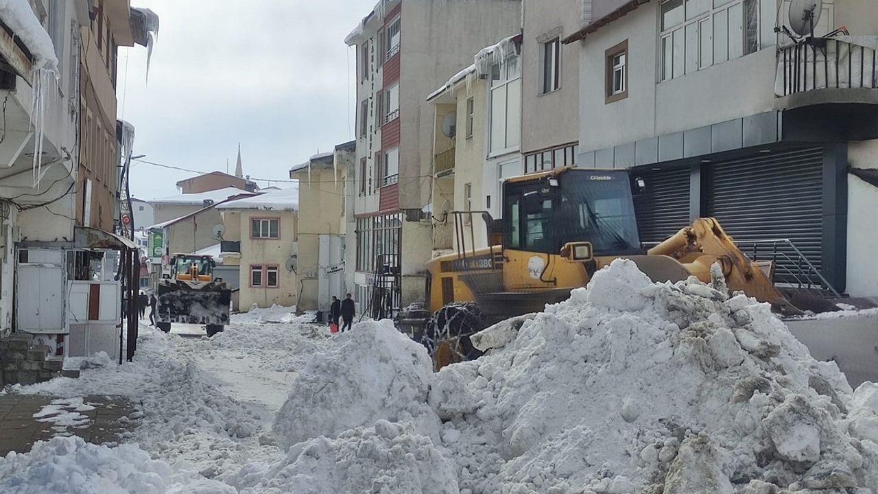 Bingöl Karlıova'da Yoğun Karın Taşınma Çalışmaları Başladı