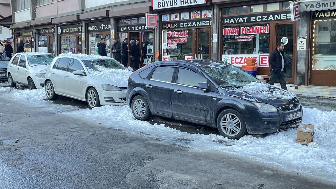 Bitlis'te Çatıdan Düşen Kar Kütlesi Üç Otomobili Vurdu