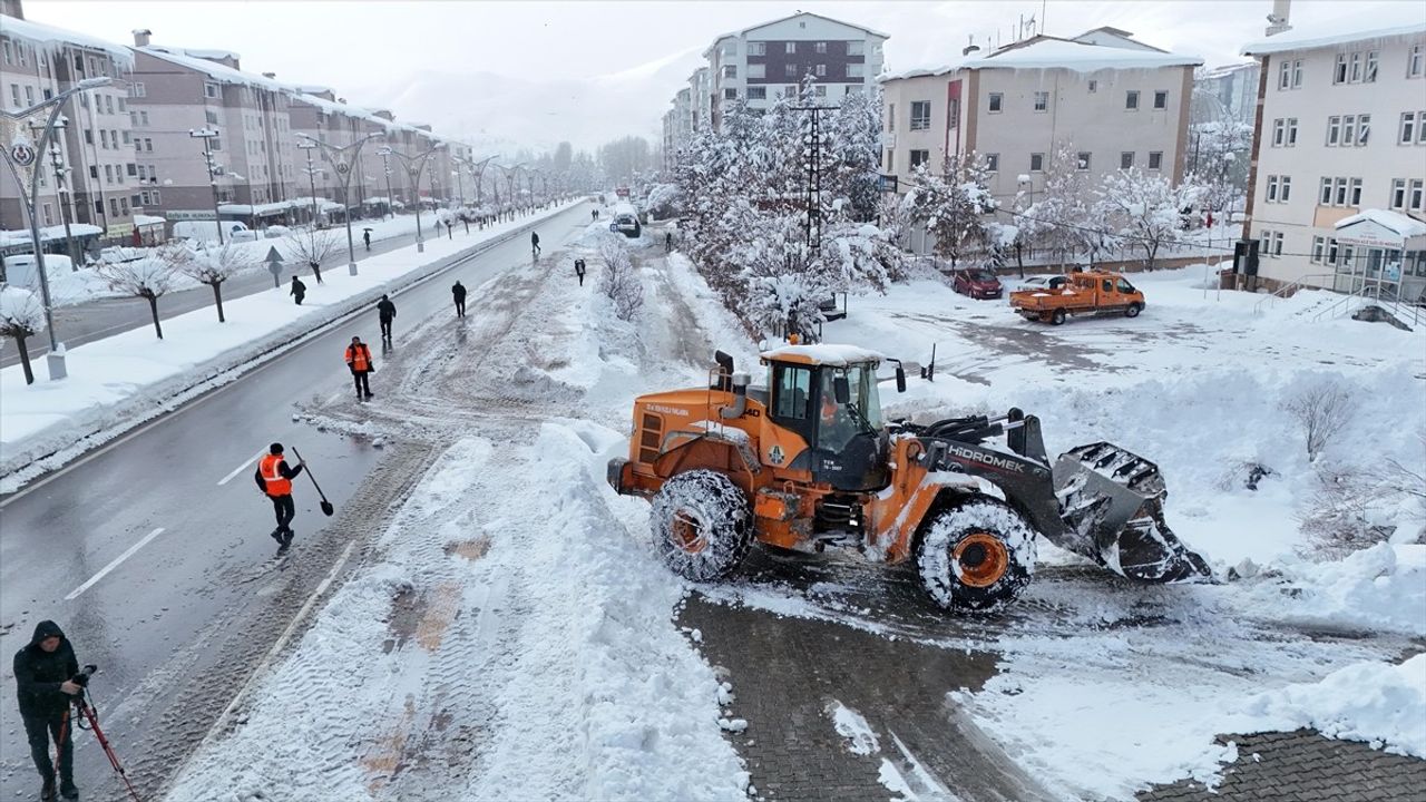 Bitlis'te Yol Açma Çalışmaları Devam Ediyor