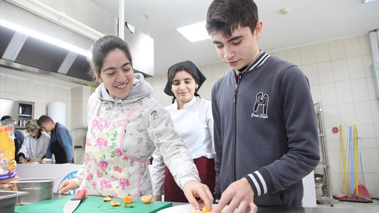 Bitlis'te Zihinsel Engelli Öğrencilerden Kahvaltı Hazırlama Etkinliği