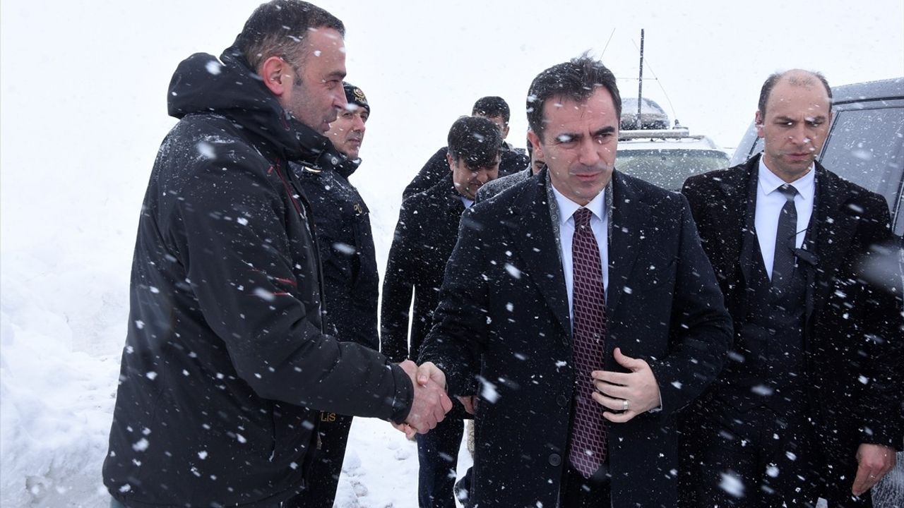 Bitlis Valisi Karakaya, Karla Mücadele Ekiplerine Tatlı İkramında Bulundu