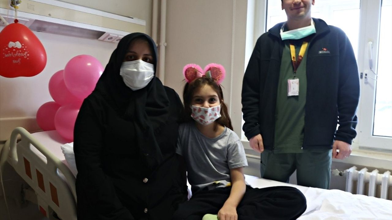 Böbrek Reflüsü Olan Azra Elif'e Annesinden Nakil Yapıldı