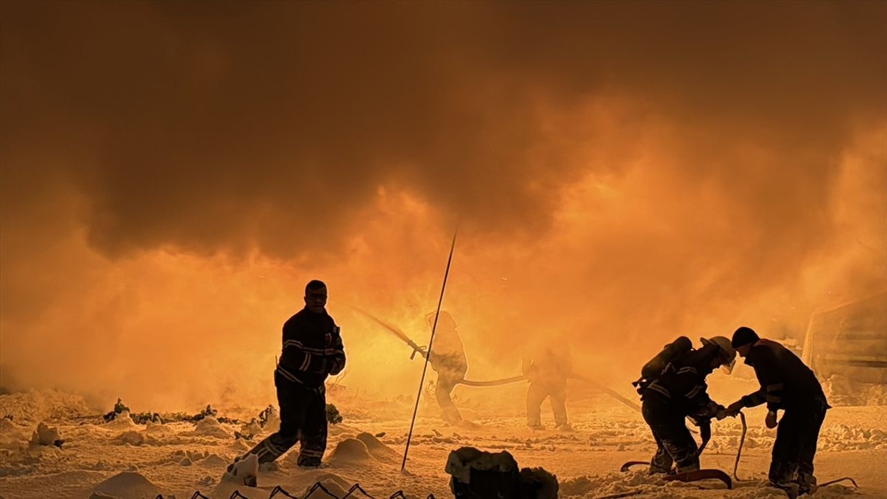 Bolu'da yangın dehşeti! Odunluktan eve sıçrayan alevler kontrol altına alındı