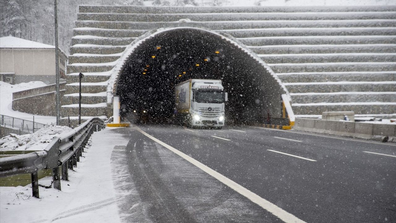 Bolu Dağı'nda Yoğun Kar Yağışı Etkili Oluyor