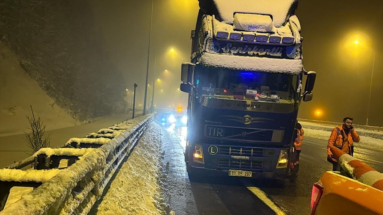 Bolu Dağı'ndaki Buzlanma Tırların Makaslamasına Neden Oldu