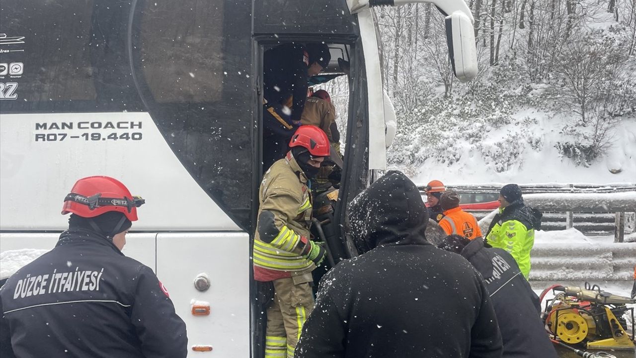 Bolu Dağı Tüneli'nde Otobüs Tıra Çarptı, Sürücü Yaralandı