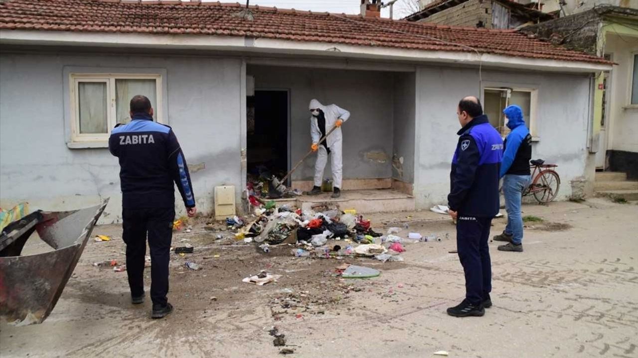 Bursa'da Bir Evden 1,5 Ton Çöp Çıkarıldı!