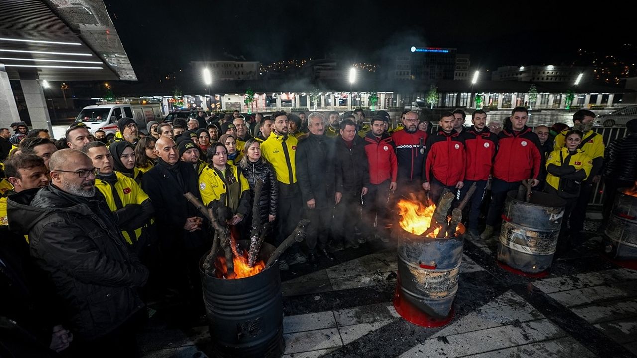 Bursa'da Depremde Hayatını Kaybedenler İçin Anma Töreni Düzenlendi