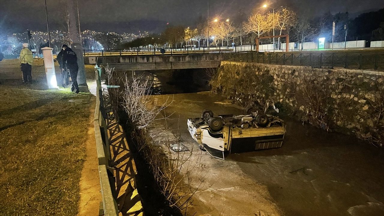 Bursa'da Kamyonet Dereye Düştü: Sürücü Yaralandı