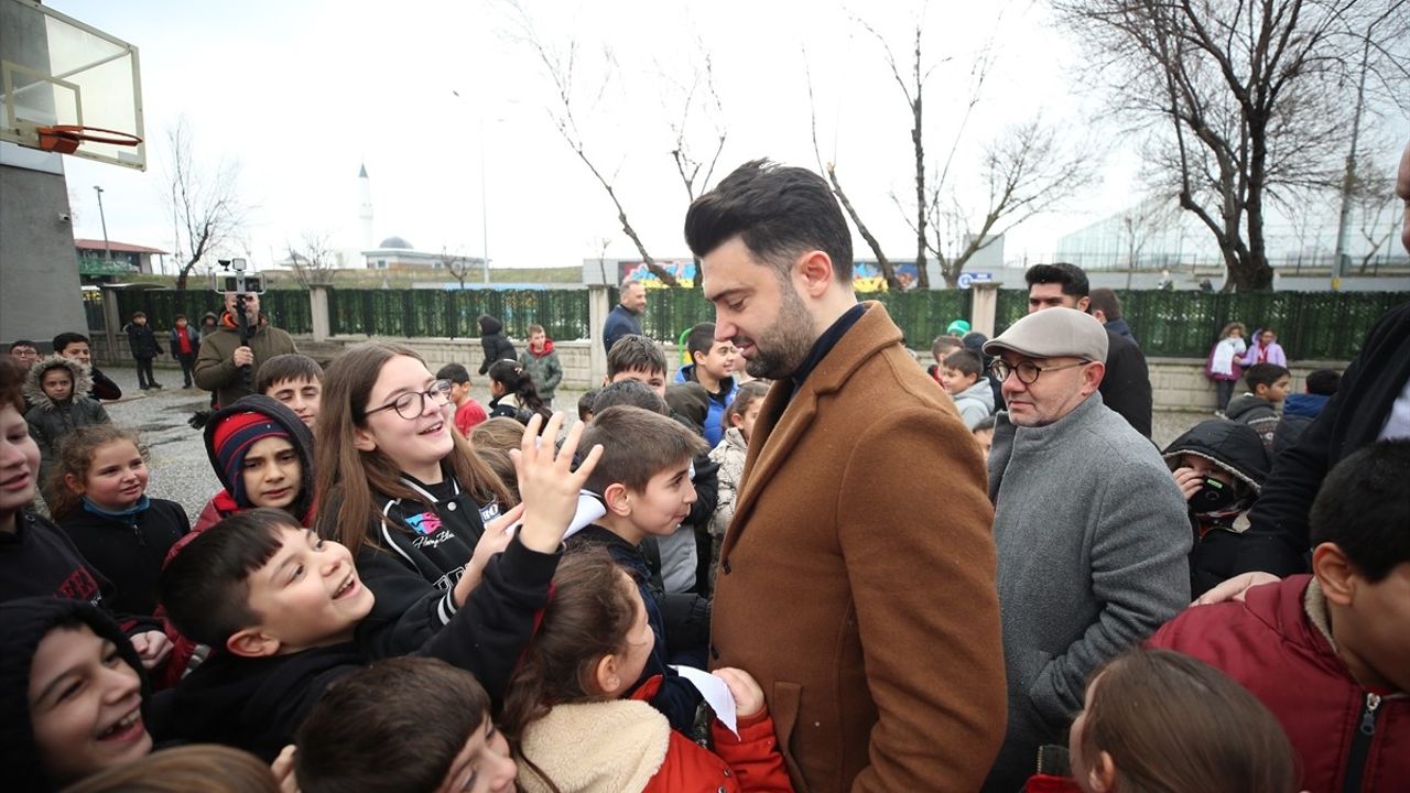 Bursaspor, İlkokul Öğrencilerine Formasını Hediye Etti