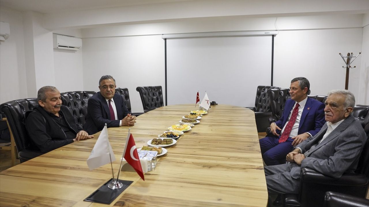 CHP Genel Başkanı Özgür Özel, Ahmet Türk'ü Ziyaret Etti