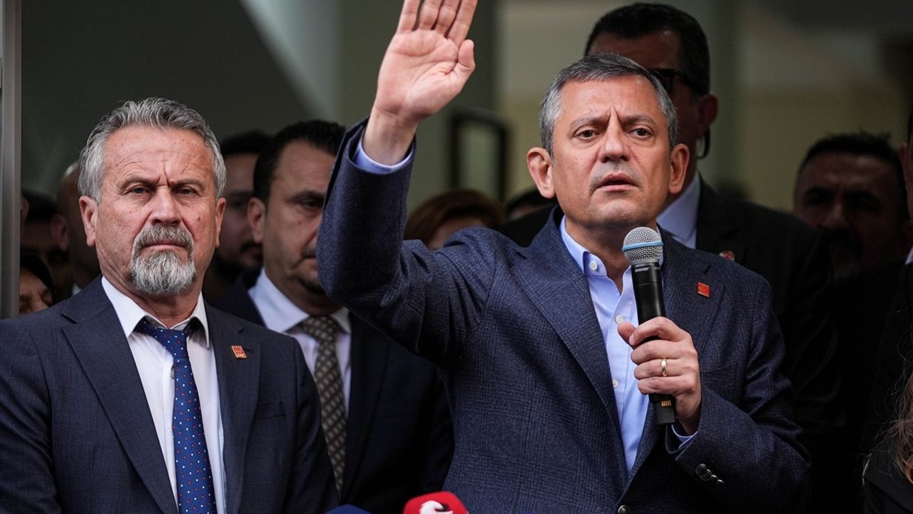 CHP Genel Başkanı Özgür Özel Salihli'de Belediyeyi ve İlçe Başkanlığını Ziyaret Etti