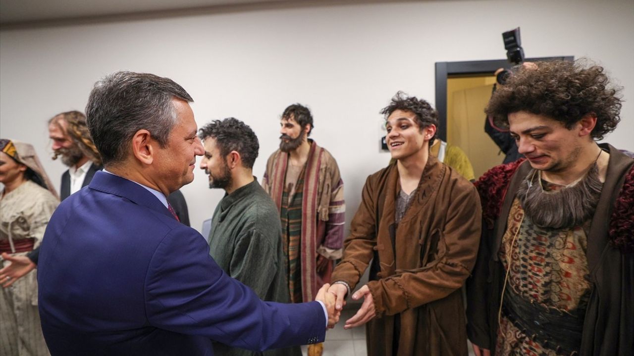 CHP Genel Başkanı Özgür Özel, 'Yunus Emre Bir Tasavvuf Müzikali'ni İzledi