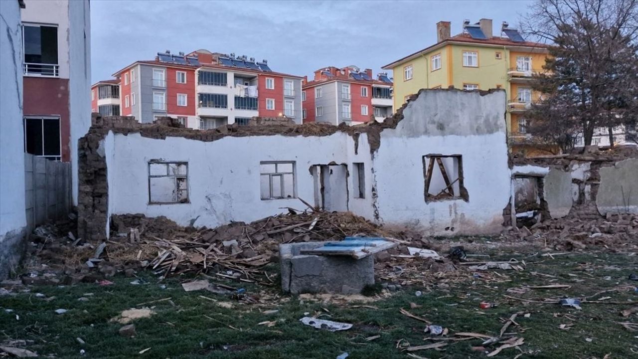 Çorum'da Çöken Çatı Altında Yaralanan Suriyeli Hastaneye Kaldırıldı